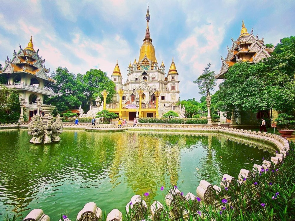 The rarely seen emerald green water lake right in front of the Gotama Cetiya Pagoda